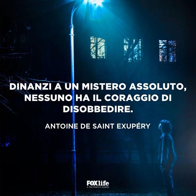 Frase sul mistero Ragazzo fermo sotto un lampione