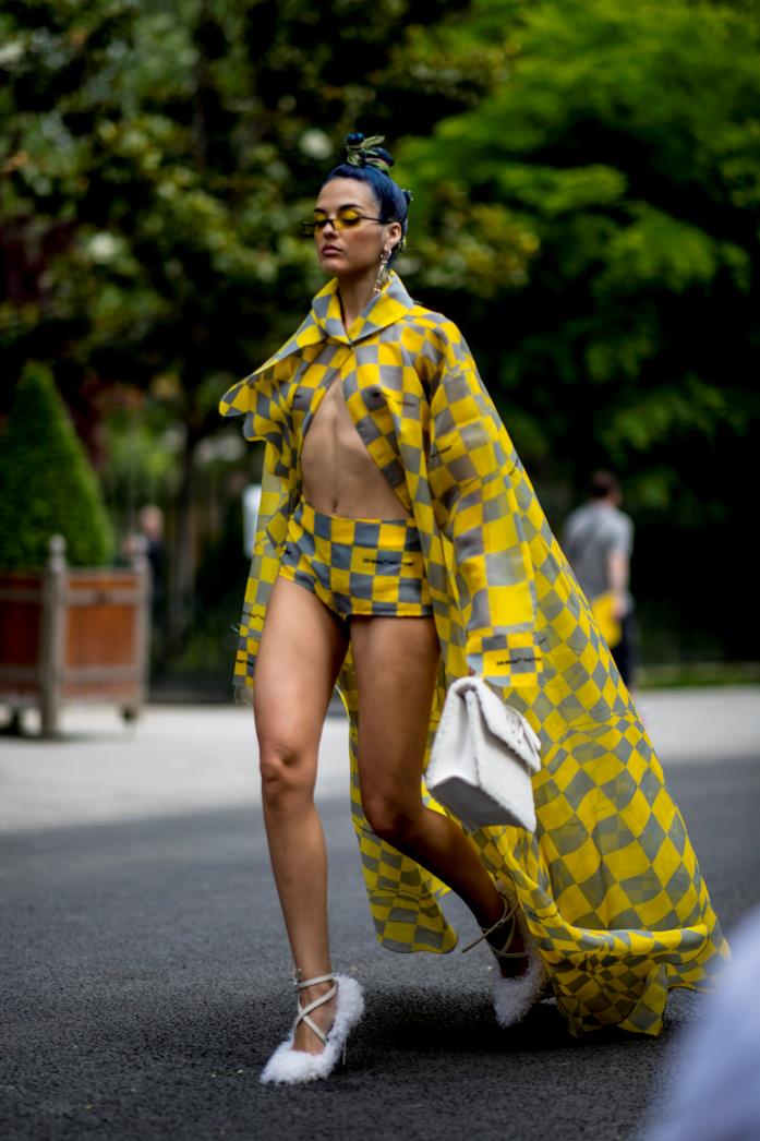 Short e mantella gialla PFW Short e mantella gialla street style PFW
