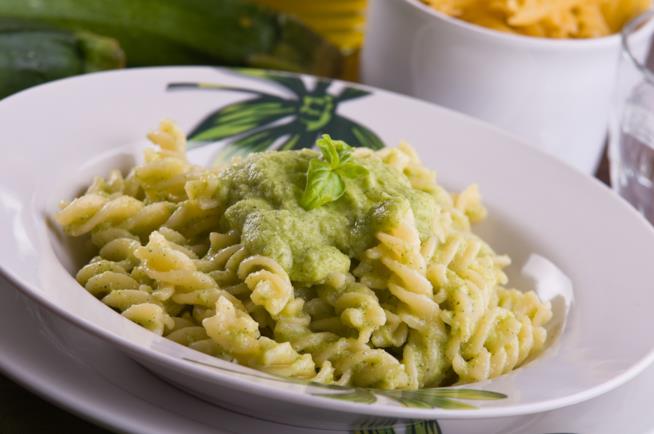 La ricetta del pesto con zucchine Pasta al pesto di zucchine e mandorle