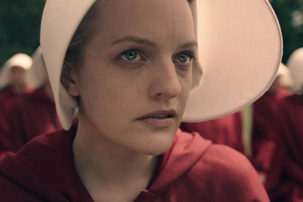 The Handmaid's Tale, la maternità argomento della seconda stagione Elizabeth Moss nei panni di Difred