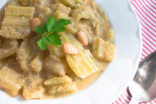 Zuppa di cardi: la ricetta completamente vegetale senza uovo Zuppa di cardi