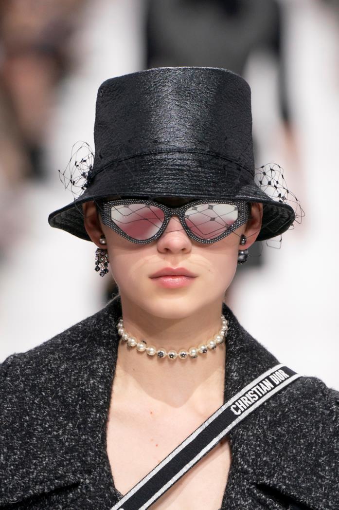 Occhiali a gatto con montatura strass e lenti a specchio Occhiali a gatto con montatura strass e lenti a specchio Dior
