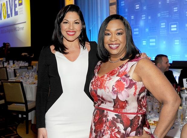 Ecco cosa pensa Shonda Rhimes dell'addio di Sara Ramirez a Grey's Anatomy Shonda Rimes e Sara Ramirez ad un party