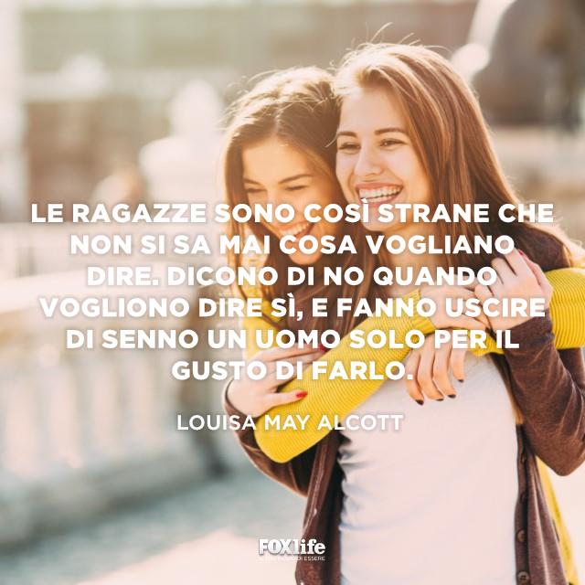 Frase sulle donne Ragazze abbracciate sorridono