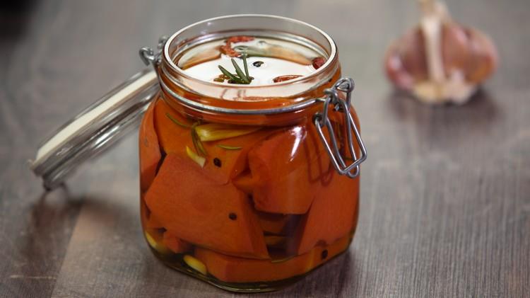 Zucca marinata Barattolo con zucca e olio