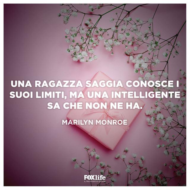 Citazione Monroe Pacchetto rosa su un tavolo