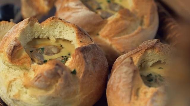 Zuppa di vongole del New England: la ricetta originale di Giallo Zafferano Primo piano della zuppa di vongole