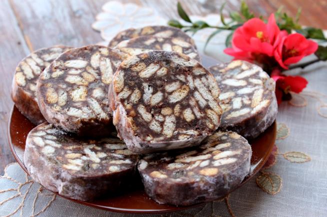 La ricetta del salame al cioccolato con nocciole e biscotti secchi Salame al cioccolato