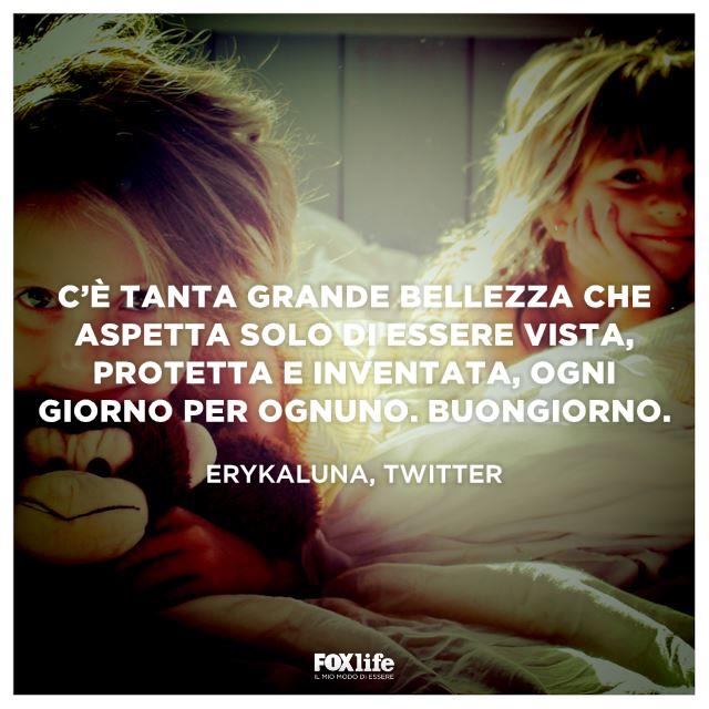 La bellezza del mattino Bambini sul letto