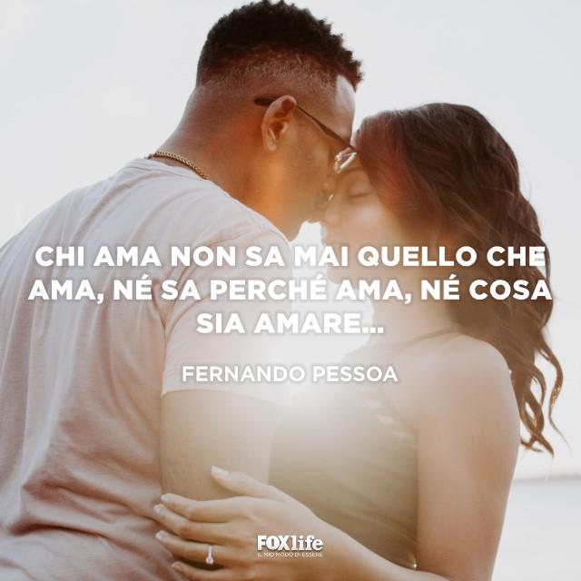 Citazione Pessoa sull'amore Ragazzo bacia sulla fronte la fidanzata