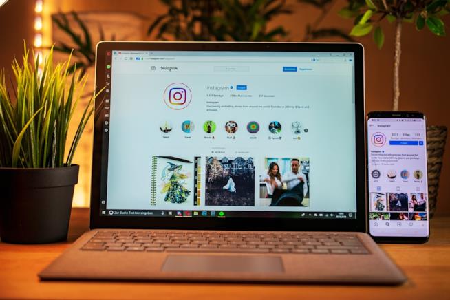 Instagram ha rimosso la lista di visualizzazioni alle storie dopo 24 ore. Un cellulare e un pc con Instagram.