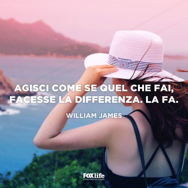 Frase James Ragazza osserva il mare su un promontorio