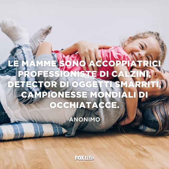 Frase divertente Mamma e figlia si abbracciano sul pavimento