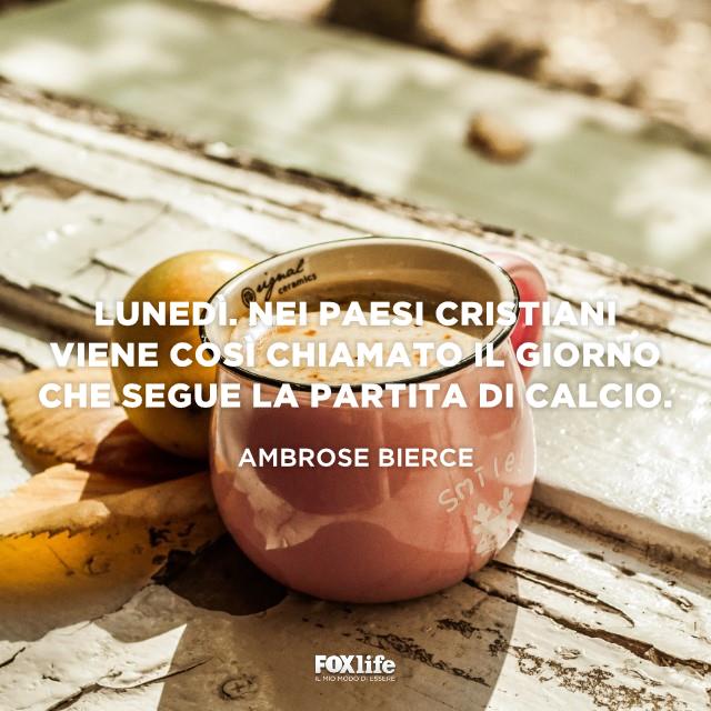 Citazione Bierce Tazza di cappuccino su un tavolo di legno