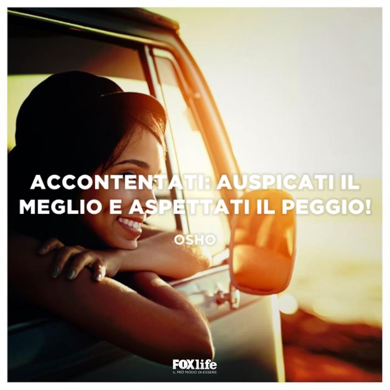 Frase sull'accontentarsi Ragazza affacciata fuori il finestrino di un'auto