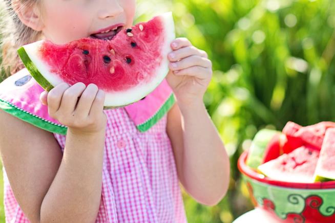 Come far mangiare sano tuo figlio: ecco quattro piccoli accorgimenti da tenere in considerazione. Bambina che mangia l'anguria.