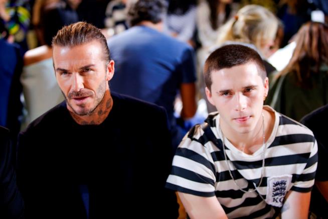 David Beckham sta tramandando lezioni di femminismo ai suoi figli Primo piano di David Beckham con suo figlio Brooklyn