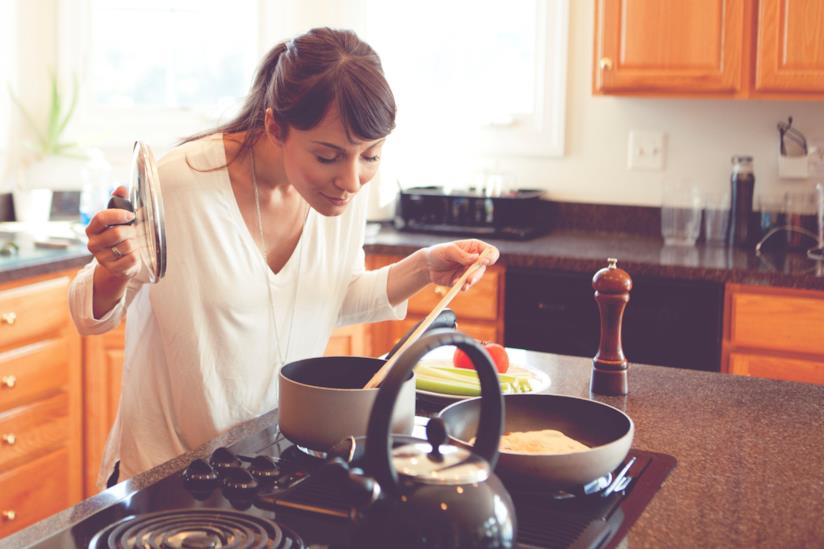 10 idee regalo per cuochi amatoriali Una bella ragazza è impegnata a cucinare