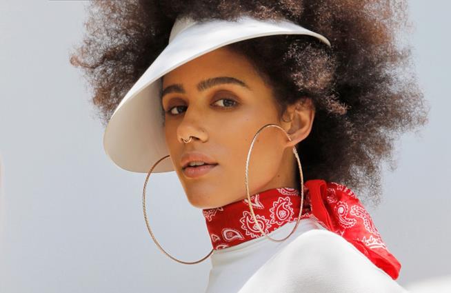 Nathalie Emmanuel e l'intervista per RAW Nathalie Emmanuel in primo piano con orecchini a cerchio e foulard rosso