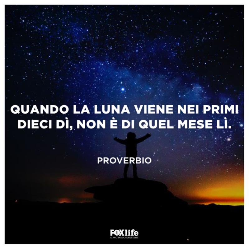 Proverbio luna primi dieci dì Ragazzo osserva il tramonto