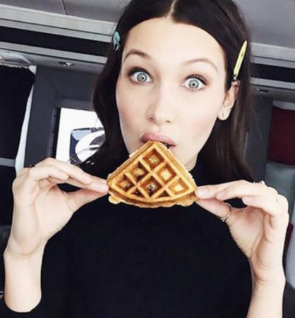 Bella Hadid e i dolci Bella Hadid addenta un waffle