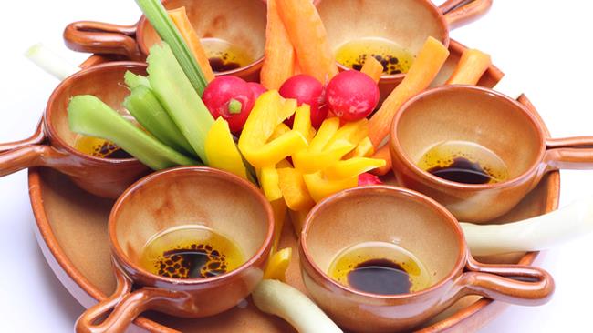 Pinzimonio: la ricetta con sedano, peperoni, carote, ravanelli e tre salse Pinzimonio di verdure con salse
