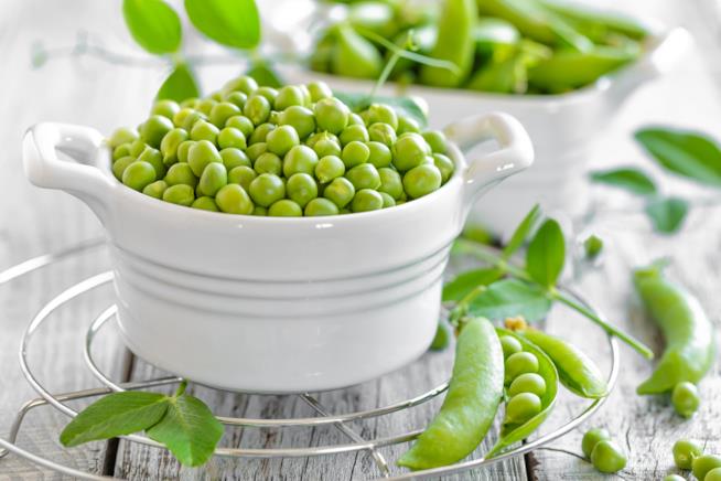 Piselli crudi Ciotola con legumi verdi