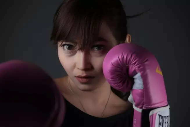 Una donna pronta a combattere Una donna con guantoni da boxe