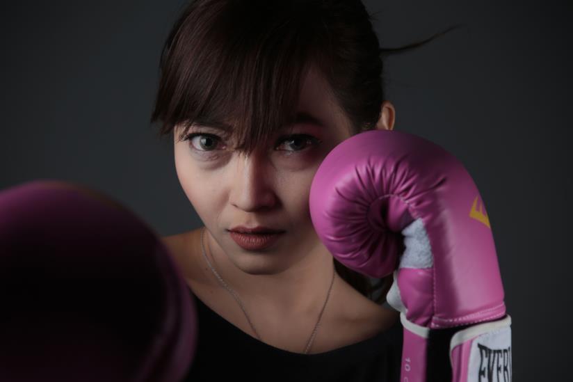 Una donna pronta a combattere Una donna con guantoni da boxe