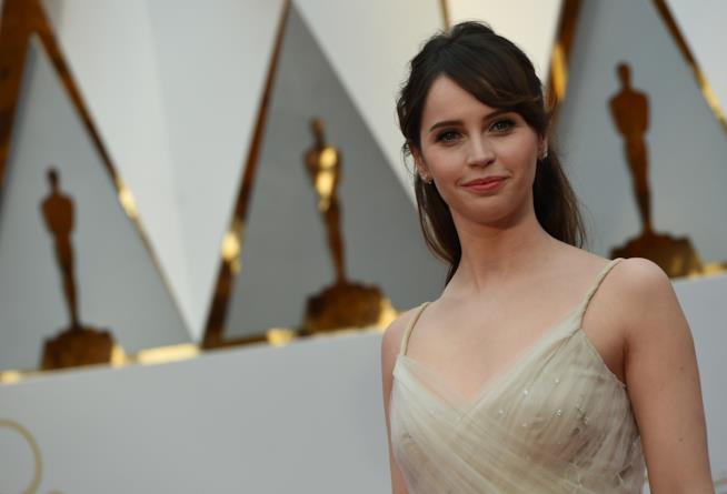 Felicity Jones ha sposato ill compagno Charles Guard L'attrice Felicity Jones