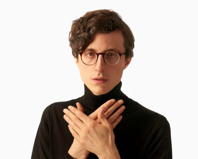 Andrea Poggio, l'avvocato che scrive e canta canzoni Andrea Poggio, in nero, con le braccia incrociate