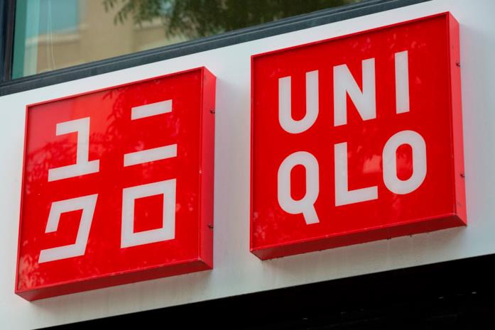Uniqlo Un'insegna di uno store Uniqlo