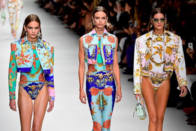 Le modelle indossano i vestiti a tema marino di Versace La sfilata primavera estate 2018 di Versace