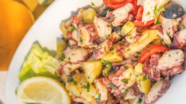 Insalata di polipo e patate con pomodori, olive e prezzemolo Insalata di polipo e patate