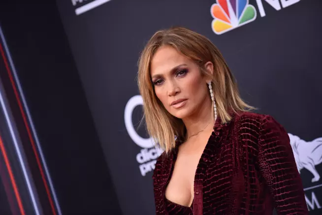 Gli stivali jeans di Versace di Jennifer Lopez che hanno fatto impazzire il web Jennifer Lopez