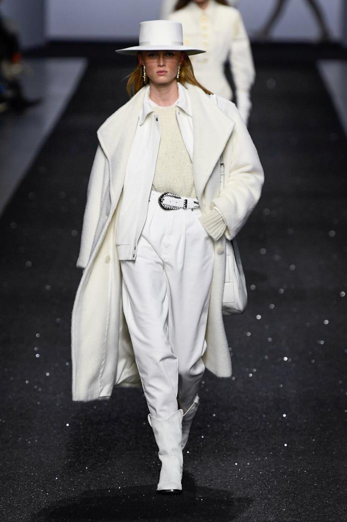 Sfilata Alberta Ferretti Un look bianco della sfilata Alberta Ferretti