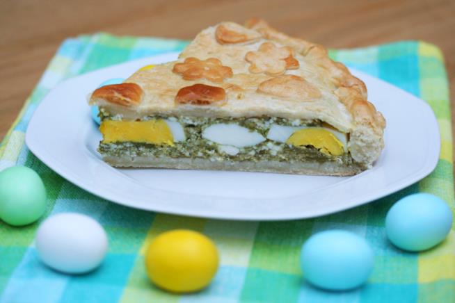 La ricetta della torta pasqualina con bieta, uova sode e ricotta Torta pasqualina