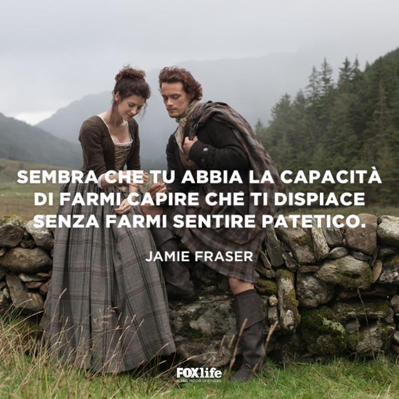 Frase outlander Jamie e Claire su un muretto