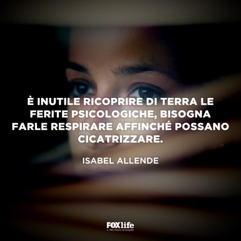 Frase sulle ferite Primo piano di un donna triste