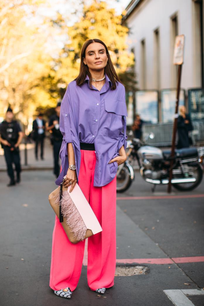 Maxi camicia viola e pantaloni a gamba larga fucsia Look dai colori fluo con camicia viola e pantaloni fucsia