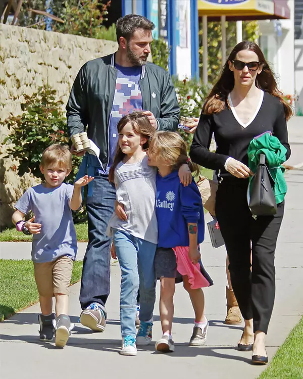 Ben Affleck e Jennifer Garner, il Natale si trascorre in famiglia Ben Affleck e Jennifer Garner con i figli in un vecchio scatto