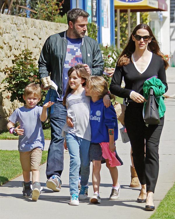 Ben Affleck e Jennifer Garner, il Natale si trascorre in famiglia Ben Affleck e Jennifer Garner con i figli in un vecchio scatto