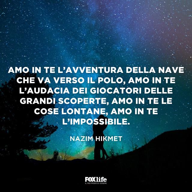 Citazione Hikmet Illustrazione di coppia che si bacia alla luce delle stelle