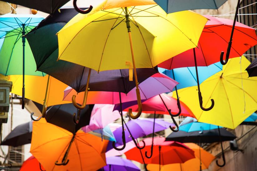 Meteo del weekend 24-25 agosto: i consigli su cosa fare Ombrelli colorati