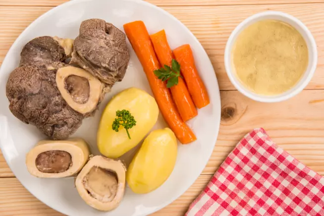 Bollito alla milanese, la ricetta tipica lombarda Bollito misto alla milanese con la ricetta tradizionale