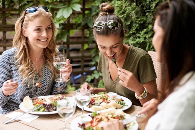 In estate ci sono degli alimenti da evitare Gli alimenti da evitare in estate vanno dagli insaccati alle bevande zuccherate