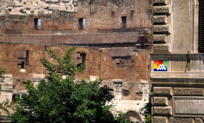 Mosaici, cubi di Rubik e QR Code: l’arte di Invader Un’opera di Invader a Roma