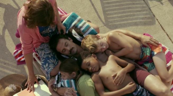 La famiglia Pearson al completo in piscina, unita nonostante le difficoltà La famiglia Pearson al completo in piscina, unita nonostante le difficoltà