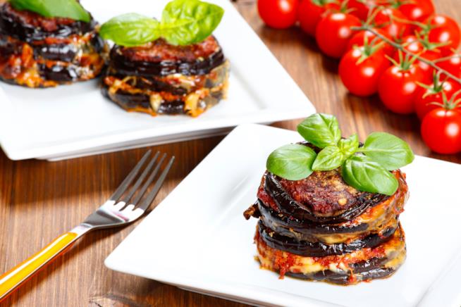 Ricetta dei sandwich di melanzane e mozzarella al ragù di zucchine con pomodori Sandwich di melanzane, mozzarella, ragù di zucchine e pomodori