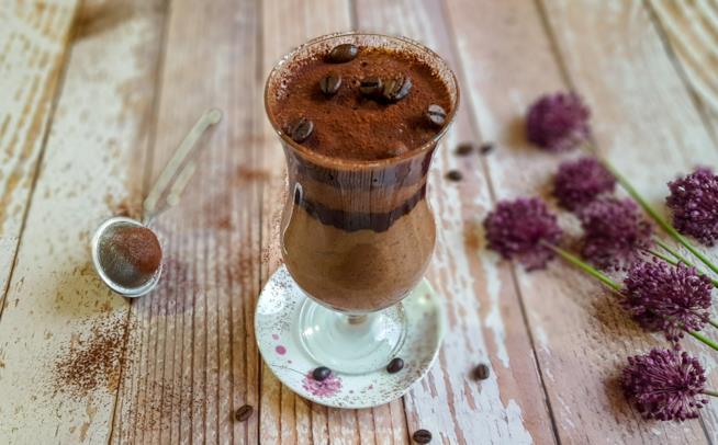 Mousse al cioccolato fondente Bicchiere con dessert al cucchiaio